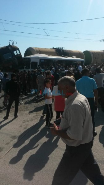 Bakıda avtobus qatarla toqquşdu - 1 ölü, 8 yaralı + Fotolar+Video+Yenilənir