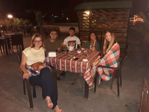 “Arzularım reallaşdı, Xəzərdə çimdim və narı ağacdan dərdim” - Ukraynalı gənc qızların Sumqayıt haqqında ilginc TƏƏSSÜRATI