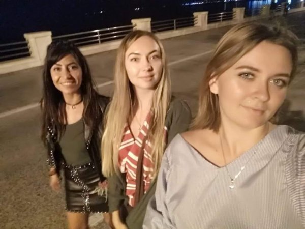 “Arzularım reallaşdı, Xəzərdə çimdim və narı ağacdan dərdim” - Ukraynalı gənc qızların Sumqayıt haqqında ilginc TƏƏSSÜRATI