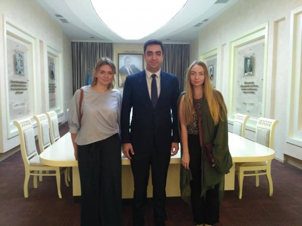 “Arzularım reallaşdı, Xəzərdə çimdim və narı ağacdan dərdim” - Ukraynalı gənc qızların Sumqayıt haqqında ilginc TƏƏSSÜRATI