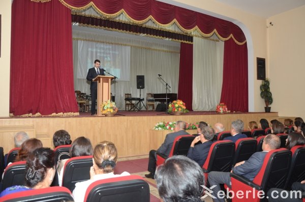 Malik İsaqov müəllimləri mükafatlandırdı - FOTOLAR