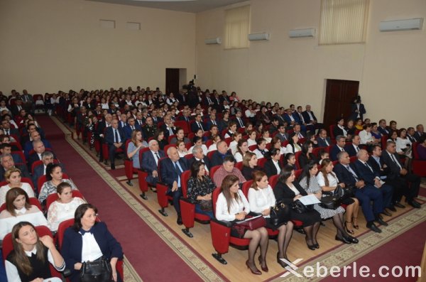 Malik İsaqov müəllimləri mükafatlandırdı - FOTOLAR