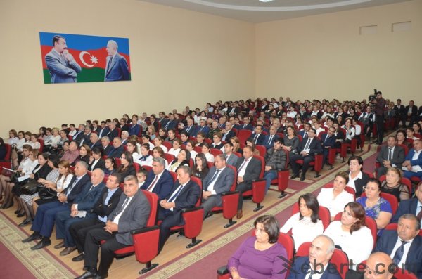 Malik İsaqov müəllimləri mükafatlandırdı - FOTOLAR