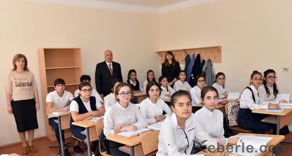 Zakir Fərəcov daha bir məktəbdə oldu - FOTOLAR Zakir Fərəcov daha bir məktəbdə oldu - FOTOLAR