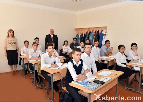 Zakir Fərəcov daha bir məktəbdə oldu - FOTOLAR Zakir Fərəcov daha bir məktəbdə oldu - FOTOLAR
