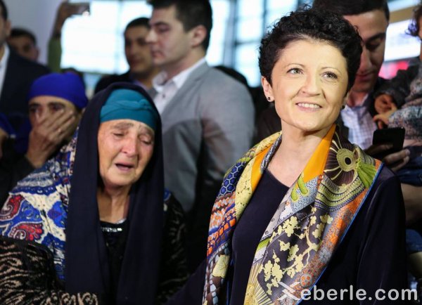 Həbsdə olan azərbaycanlı 3 azyaşlı ölkəyə gətirildi: Nazir qarşıladı - FOTOLAR