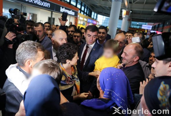 Həbsdə olan azərbaycanlı 3 azyaşlı ölkəyə gətirildi: Nazir qarşıladı - FOTOLAR