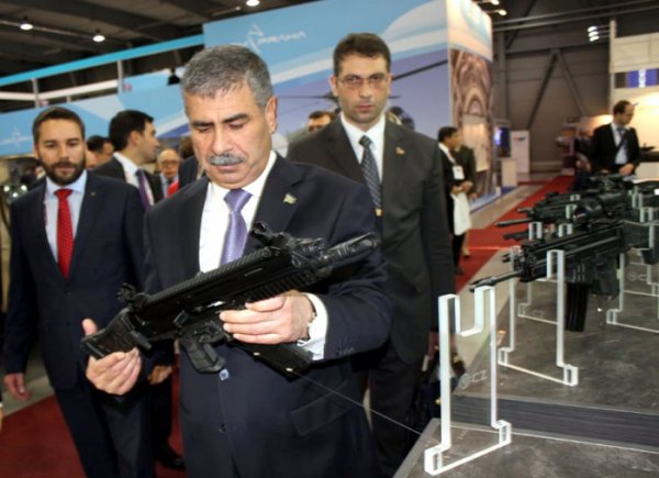 Zakir Həsənov Çexiyada hərbi sərgidə - FOTOLAR