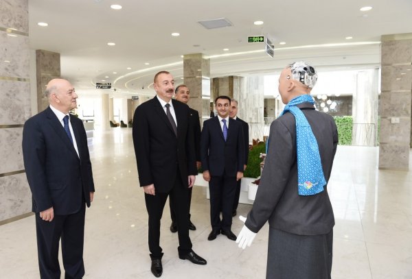 Məşhur robot Prezidentə təqdim olundu - FOTO