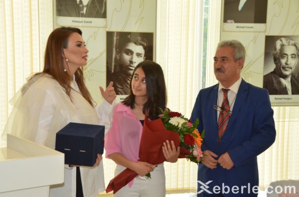 Sumqayıtda məktəbli povest yazdı: “Femidanın gözləri” - FOTOLAR Sumqayıtda məktəbli povest yazdı: “Femidanın gözləri” - FOTOLAR