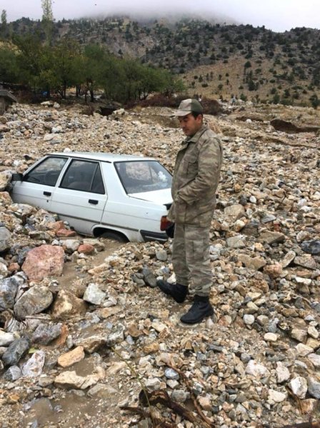 20 dəqiqəlik yağıntıdan sonra avtomobillər torpaq altında qaldı