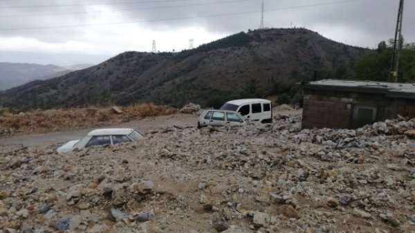 20 dəqiqəlik yağıntıdan sonra avtomobillər torpaq altında qaldı