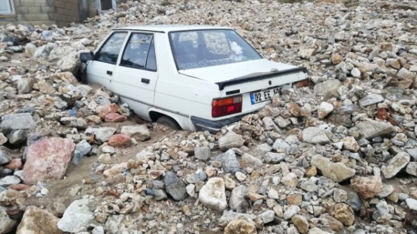 20 dəqiqəlik yağıntıdan sonra avtomobillər torpaq altında qaldı
