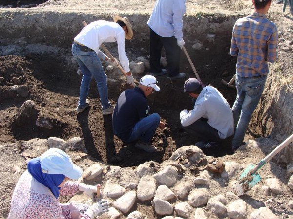 Azərbaycanda yeni çəkilən yolda qədim tikinti qalıqları aşkarlanıb - FOTOLAR