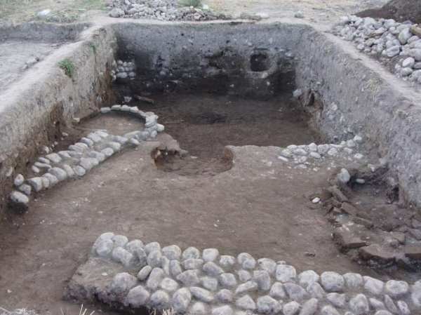 Azərbaycanda yeni çəkilən yolda qədim tikinti qalıqları aşkarlanıb - FOTOLAR