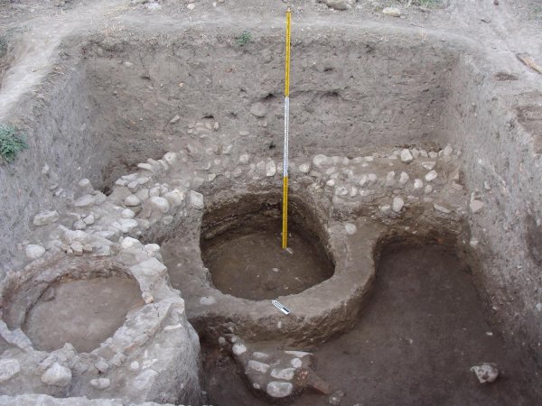 Azərbaycanda yeni çəkilən yolda qədim tikinti qalıqları aşkarlanıb - FOTOLAR