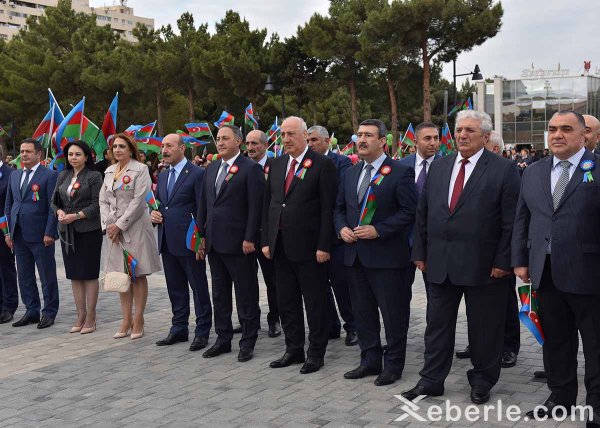 Sumqayıtda möhtəşəm bayraq bayramı – FOTOLAR