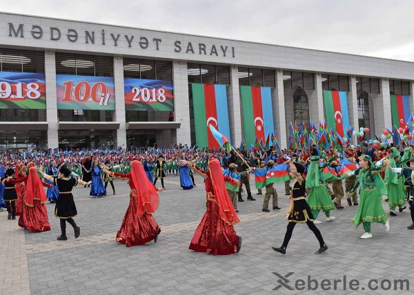 Sumqayıtda möhtəşəm bayraq bayramı – FOTOLAR