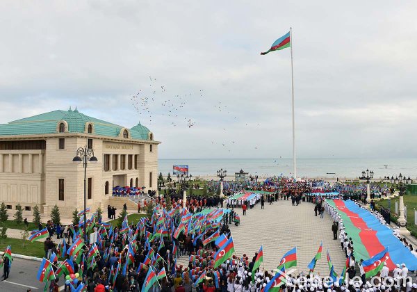 Sumqayıtda möhtəşəm bayraq bayramı – FOTOLAR
