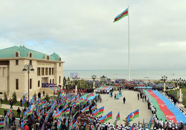 Sumqayıtda möhtəşəm bayraq bayramı – FOTOLAR