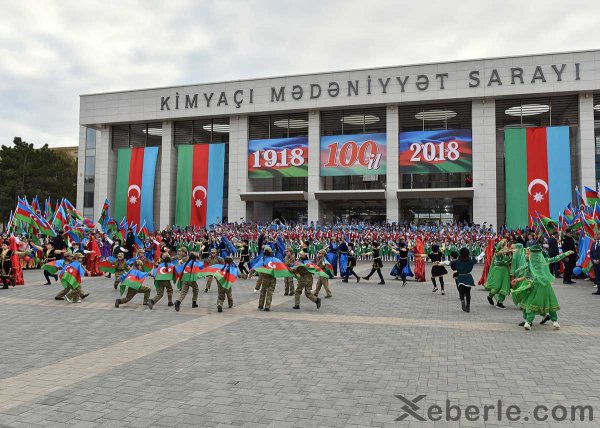 Sumqayıtda möhtəşəm bayraq bayramı – FOTOLAR