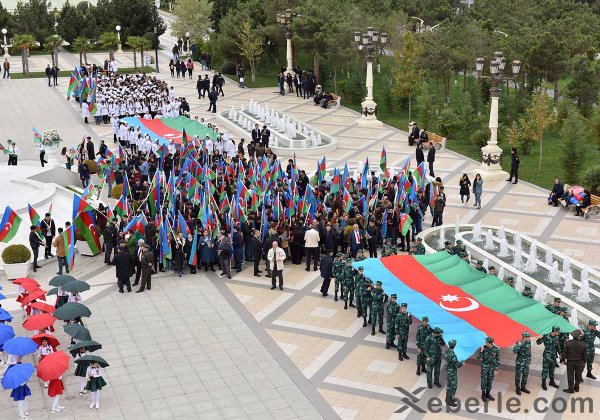 Sumqayıtda möhtəşəm bayraq bayramı – FOTOLAR