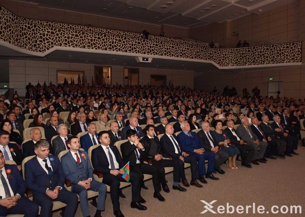 Sumqayıtda möhtəşəm bayraq bayramı – FOTOLAR
