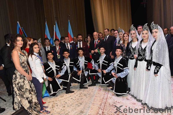 Sumqayıtda möhtəşəm bayraq bayramı – FOTOLAR