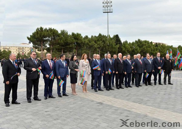 Sumqayıtda möhtəşəm bayraq bayramı – FOTOLAR