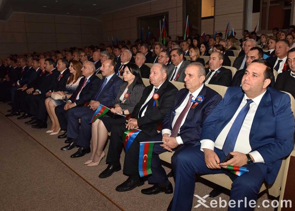 Sumqayıtda möhtəşəm bayraq bayramı – FOTOLAR