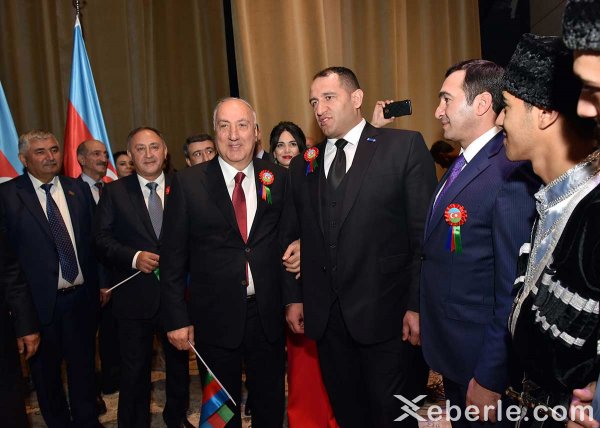 Sumqayıtda möhtəşəm bayraq bayramı – FOTOLAR