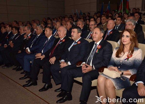 Sumqayıtda möhtəşəm bayraq bayramı – FOTOLAR