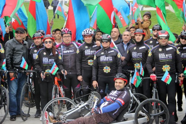 Bakıda veloyürüş: Mədət Quliyev velosiped sürdü (FOTO)