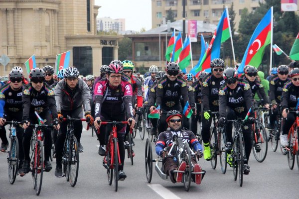 Bakıda veloyürüş: Mədət Quliyev velosiped sürdü (FOTO)