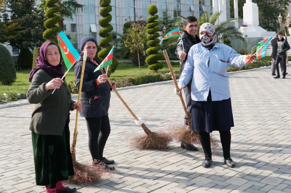 Azəbaycanlı jurnalistlərdən maraqlı AKSİYA - İnsanlara bayraq hədiyyə etdilər (FOTO)