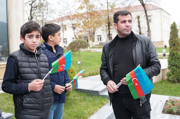 Azəbaycanlı jurnalistlərdən maraqlı AKSİYA - İnsanlara bayraq hədiyyə etdilər (FOTO)