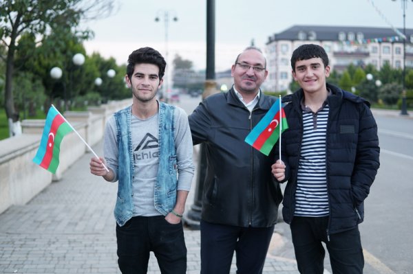Azəbaycanlı jurnalistlərdən maraqlı AKSİYA - İnsanlara bayraq hədiyyə etdilər (FOTO)
