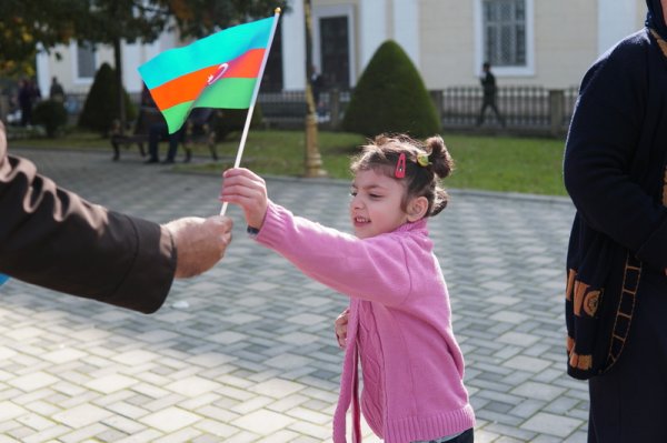 Azəbaycanlı jurnalistlərdən maraqlı AKSİYA - İnsanlara bayraq hədiyyə etdilər (FOTO)