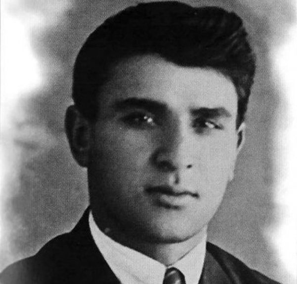 Müşfiqin məzarı ilə bağlı yeni versiya - "Onu mən dəfn etdim" - FOTO Müşfiqin məzarı ilə bağlı yeni versiya - "Onu mən dəfn etdim" - FOTO