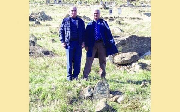 Müşfiqin məzarı ilə bağlı yeni versiya - "Onu mən dəfn etdim" - FOTO Müşfiqin məzarı ilə bağlı yeni versiya - "Onu mən dəfn etdim" - FOTO