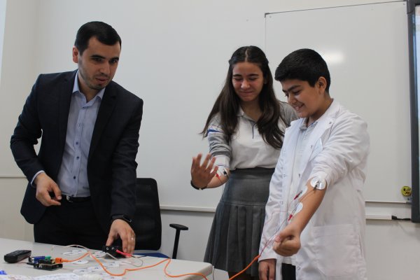 Nazirlik məktəbdə robot texnika laboratoriyası yaratdı - FOTO
