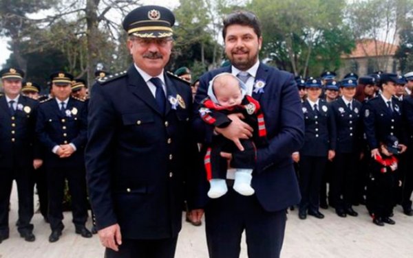 Polis rəisi qızını cərimələyən yol polisini mükafatlandırdı - FOTO
