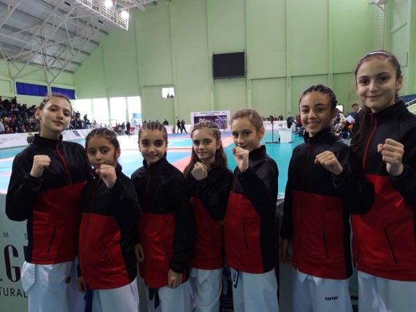 Qələbələri sıralayan yeniyetmə taekvandoçu - FOTOLAR Qələbələri sıralayan yeniyetmə taekvandoçu - FOTOLAR