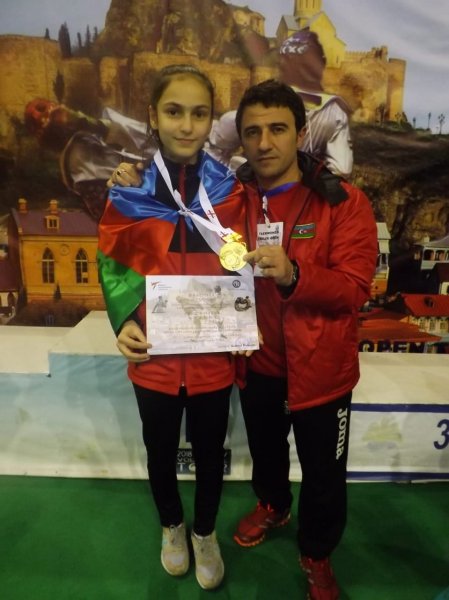 Qələbələri sıralayan yeniyetmə taekvandoçu - FOTOLAR Qələbələri sıralayan yeniyetmə taekvandoçu - FOTOLAR