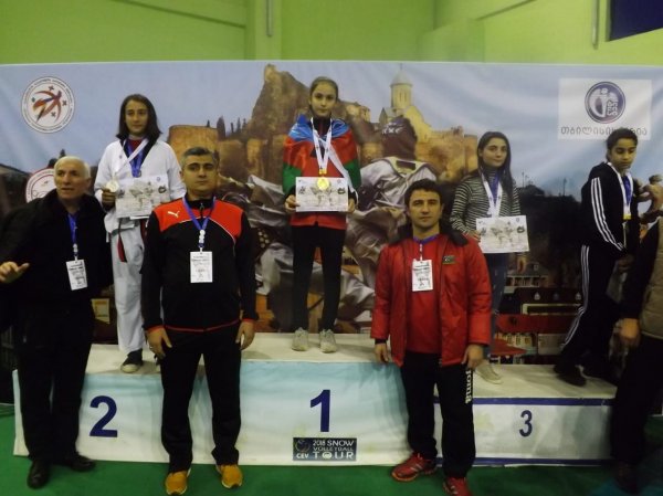 Qələbələri sıralayan yeniyetmə taekvandoçu - FOTOLAR Qələbələri sıralayan yeniyetmə taekvandoçu - FOTOLAR