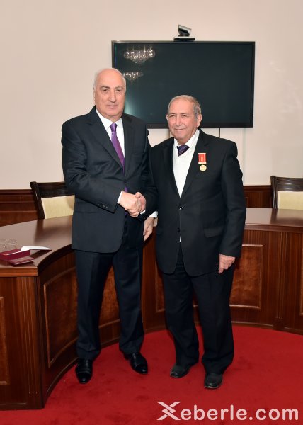 Sumqayıtın bu məmurlarına “Dövlət qulluğunda fərqlənməyə görə” medalı verildi - FOTOLAR