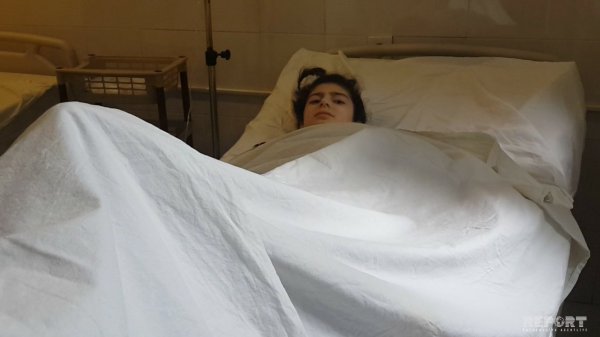 Sumqayıtda ağac məktəbli qızın üzərinə aşdı: vəziyyəti ağır qiymətləndirilir - FOTOLAR