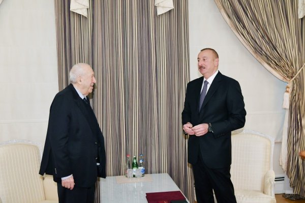 İlham Əliyev Tahir Salahova orden təqdim etdi - FOTO