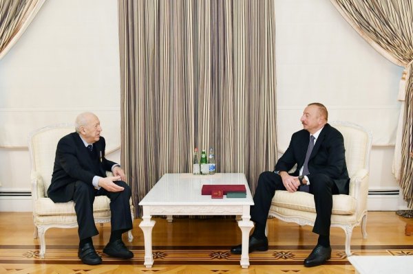 İlham Əliyev Tahir Salahova orden təqdim etdi - FOTO