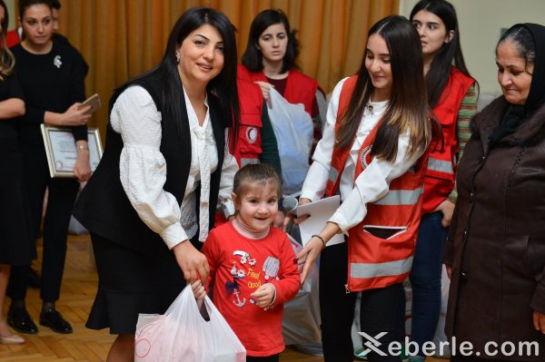 Sumqayıtda «Mərhəmətli olmağa tələsin!» aksiyası yekunlaşdı: 300 nəfərə yardım edildi –FOTOLAR Sumqayıtda «Mərhəmətli olmağa tələsin!» aksiyası yekunlaşdı: 300 nəfərə yardım edildi –FOTOLAR